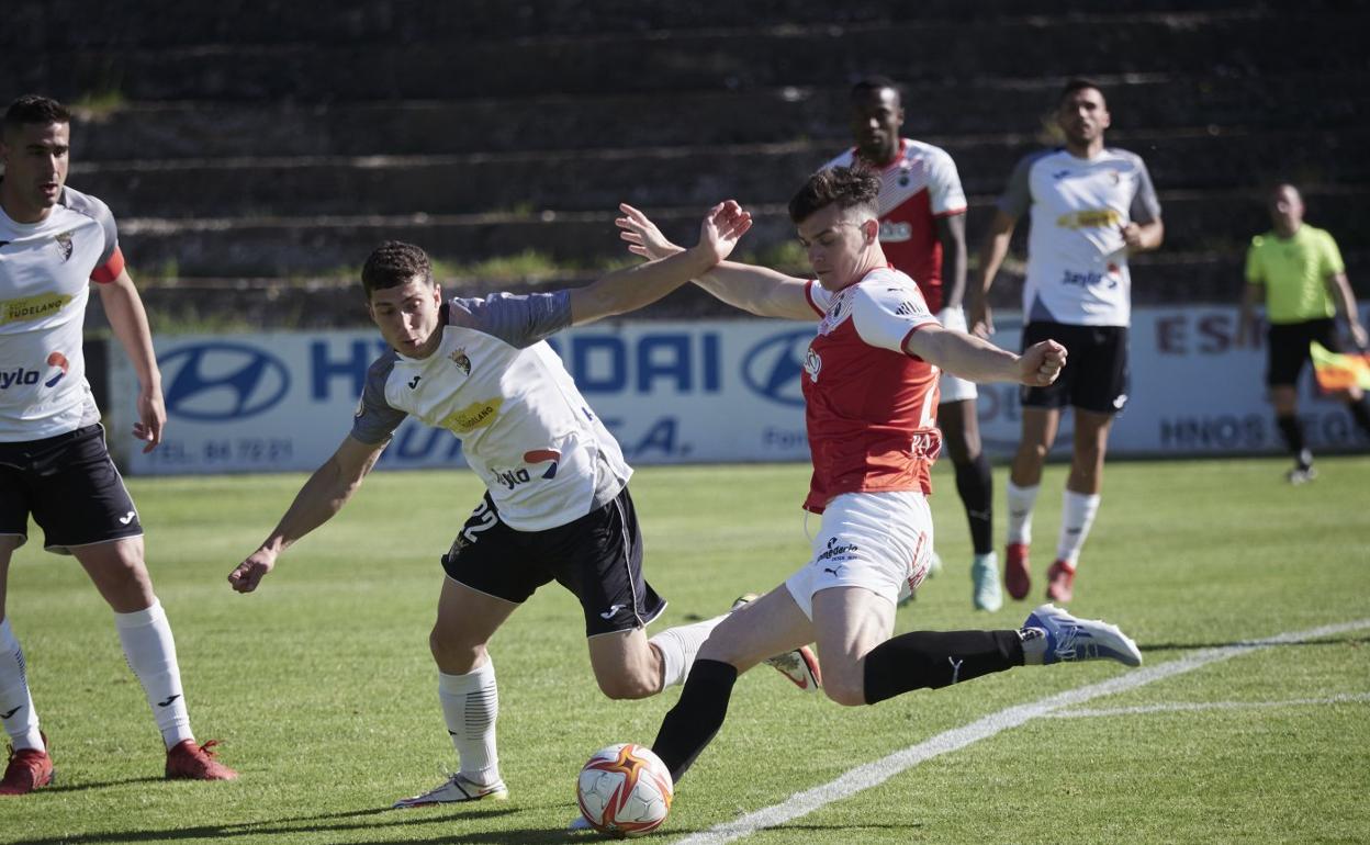 Jack Harper dispara a puerta en el partido ante el Tudelano. 