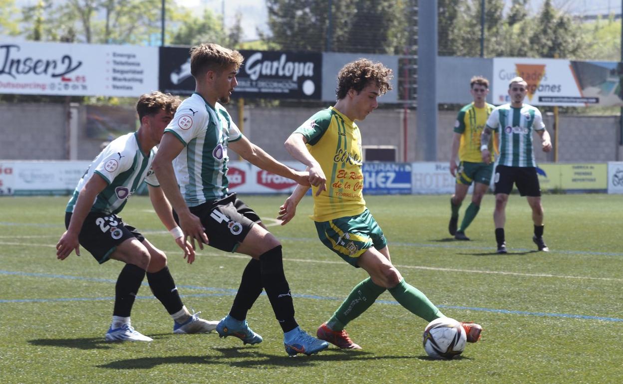 Higuera protege el balón ante los rayistas Gabi y Yeray. 