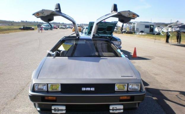 El DMC DeLorean fue fabricado por DeLorean Motor Company (DMC) entre 1981 y 1982. 