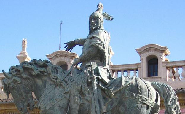 Imagen principal - Arriba, escultura de Jaime I de Aragón. Abajo a la izquierda, alcantarilla de Valencia. Abajo a la derecha, escudo del Valencia C.F.