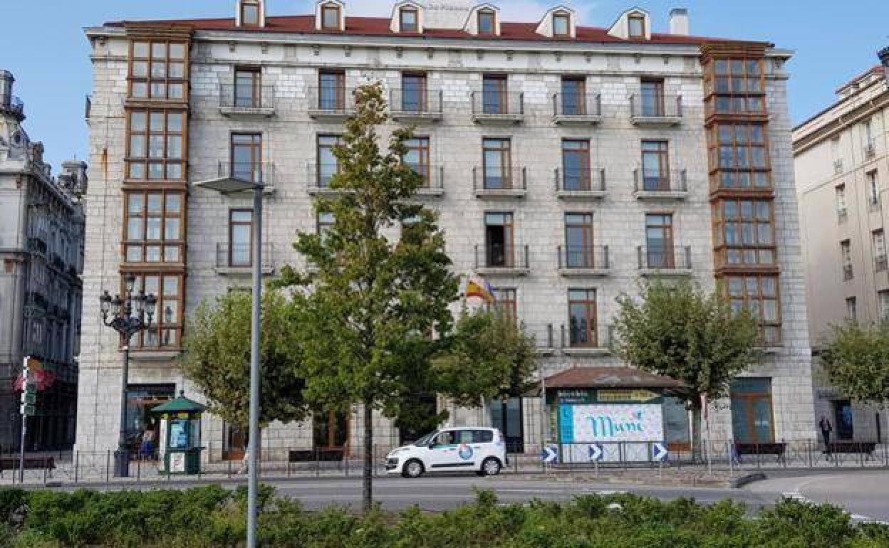 Edificio en el que se encuentra la OPE en el Paseo de Pereda en Santander.