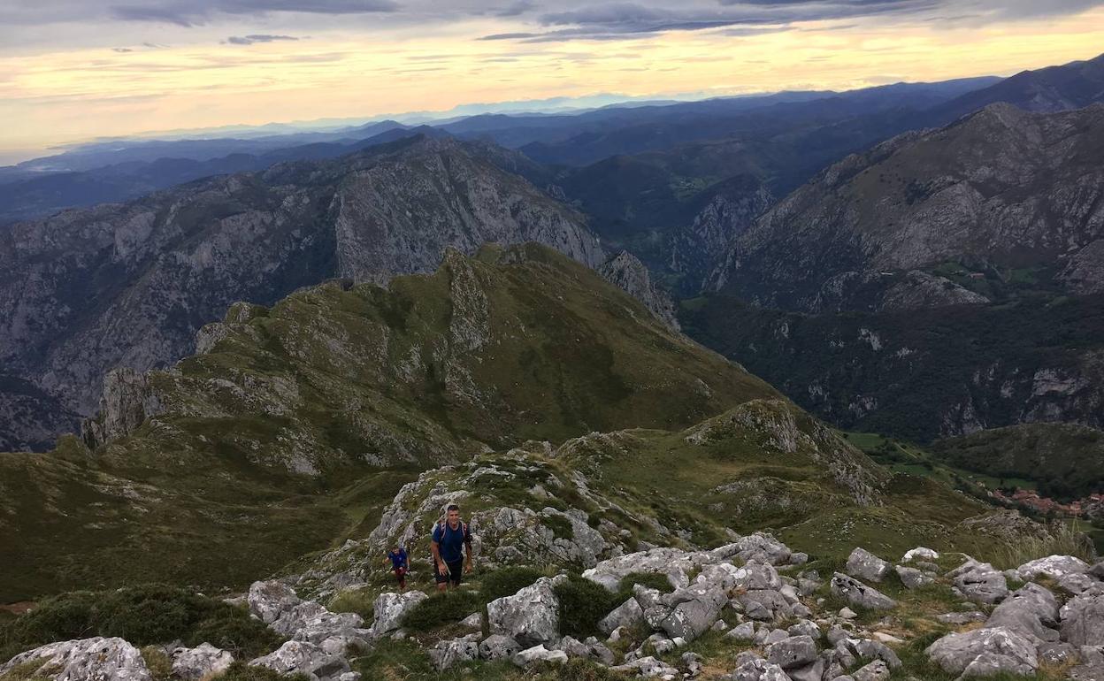 La ascensión al Cueto Cerralosa parte de Tresviso, pequeña localidad que nos acompaña, en la distancia -arrebujada entre sierras, verde y roca- durante todo el recorrido. 