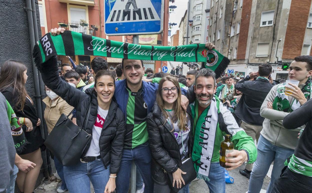 Un grupo de aficionados, durante las celebraciones por el ascenso a Segunda del Racing. 