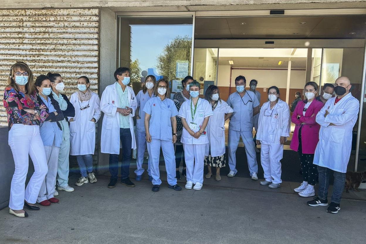 Acto de condena en Los Castros, donde se produjo la agresión, y galería de imágenes de las concentraciones de protesta celebradas ayer en los centros de salud de la región.