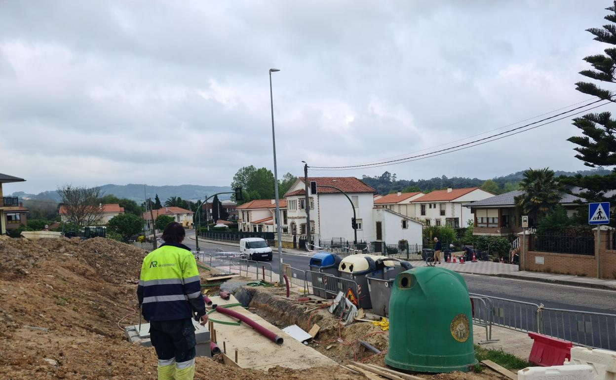 Un operario trabaja en uno de los tramos de la línea, en Revilla. 