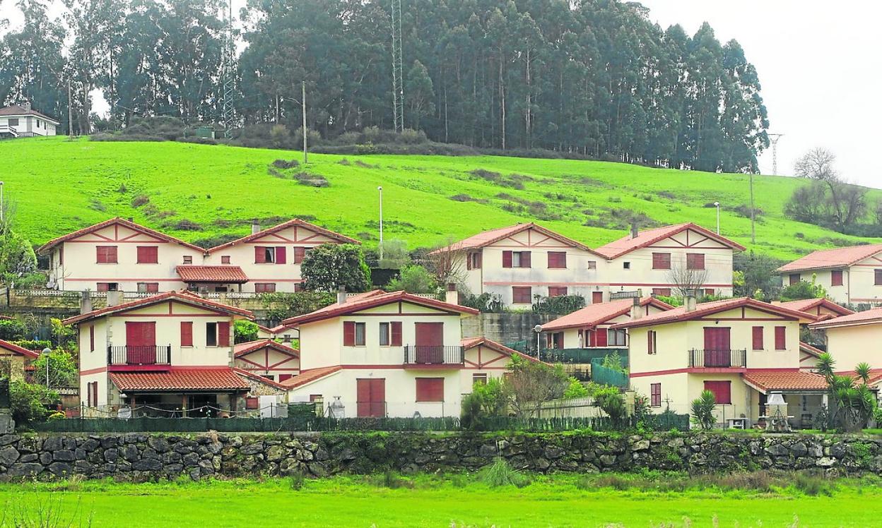 Imagen de viviendas afectadas por sentencia de derribo en Argoños.
