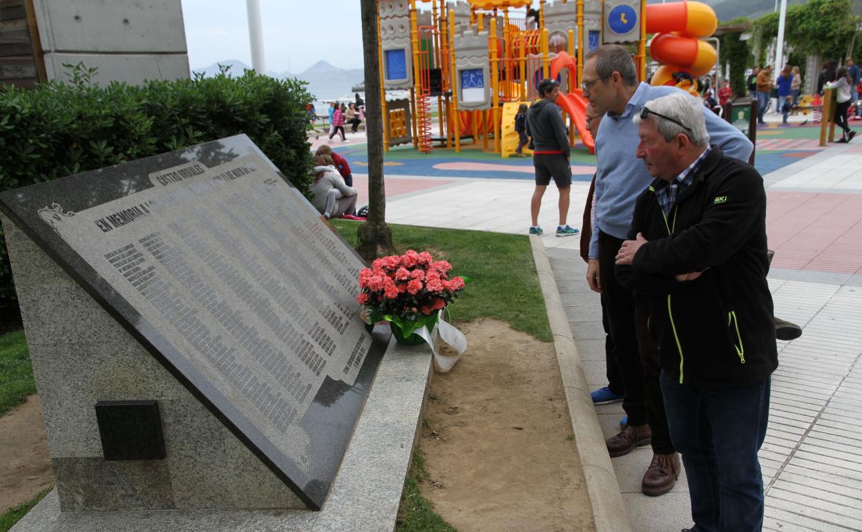 Acto conmemorativo de La Francesada en el monumento a las víctimas situado en el Parque Amestoy 