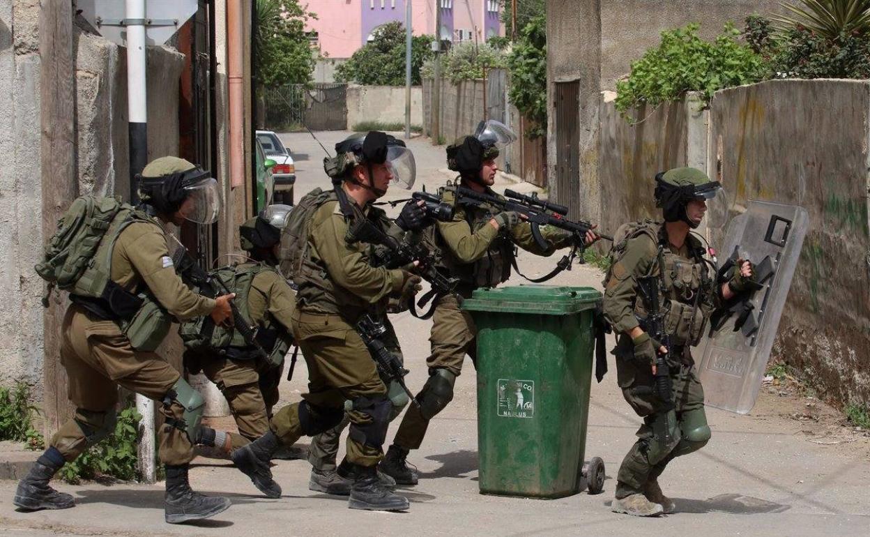 Militares israelíes en Qalquilia, Cisjordania.