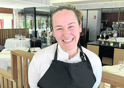 Imagen secundaria 1 - Arriba, Ramón Pimentel, jefe de sala, con los petit fours. Abajo, a la izquierda, Patri Rodríguez, maestra pastelera; y a la derecha, José Ramón Bustamante, jefe de cocina.