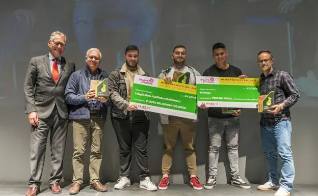 Premio Mejor Proyecto Bachillerato, FP y Grado Medio (Salesianos). Diego Láinz (izquierda), José Luis Villota, Fernando Sanemeteril, David Pérez, Raúl Horacio y Óscar Lanza.