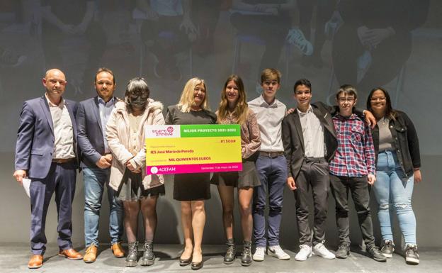 Premio Mención Especial Empresa Familiar. Eduardo López (izquierda), Álvaro Herrero, Max Urbano, Paula López, Roberto Arce, Juan Laverde, Ernesto Cabrera y Carolyn Luciano. 