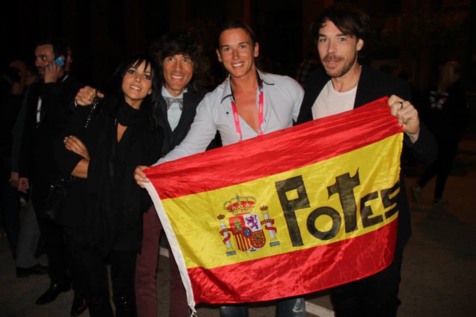 El cántabro posando con el grupo El Sueño de Morfeo, representantes españoles en 2013 con la canción 'Contigo hasta el final'.