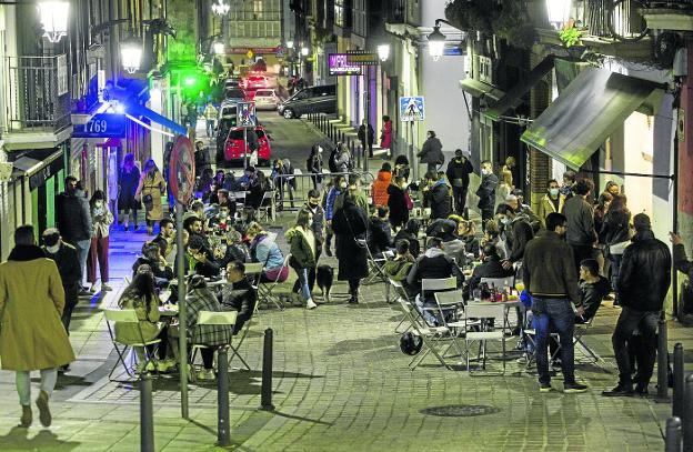 El Ayuntamiento de Santander cerró cuatro calles al tráfico el verano pasado para que los hosteleros colocasen mesas y sillas. 