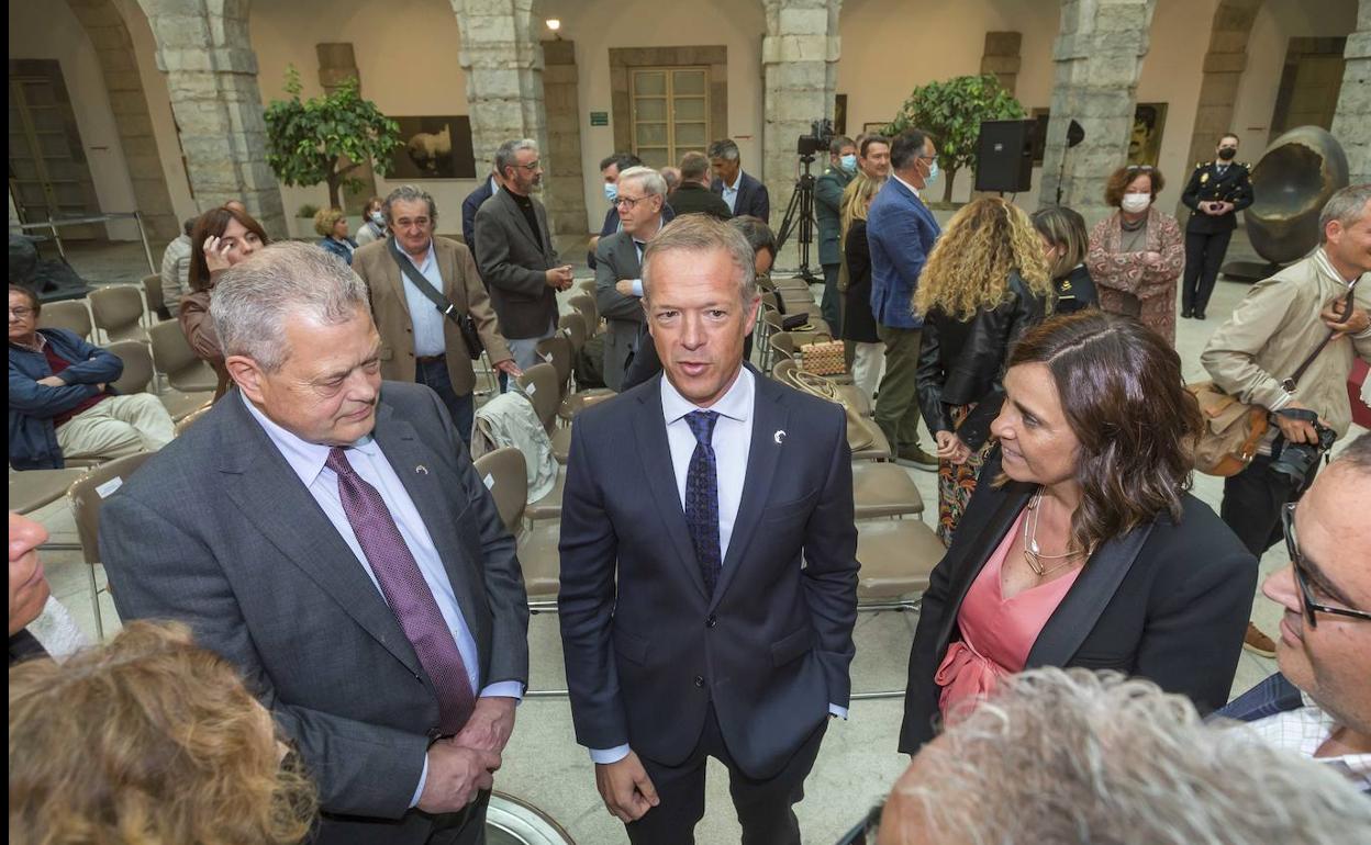 Ander Gil, en el centro, conversa con Joaquín Goméz y Paula Fernández en el patio del Parlamento