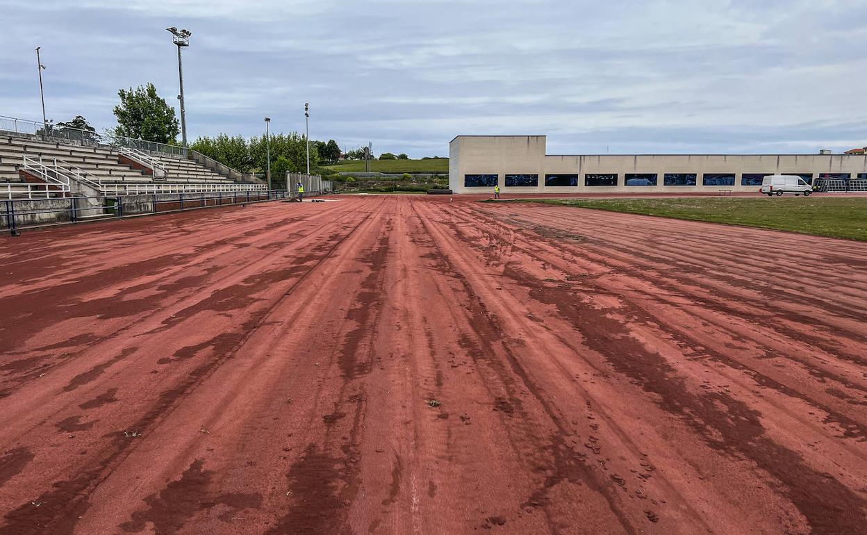 Imagen del inicio de las obras en la pista de atletismo del Complejo Municipal Ruth Beitia, en La Albericia, que se prolongarán hasta julio.