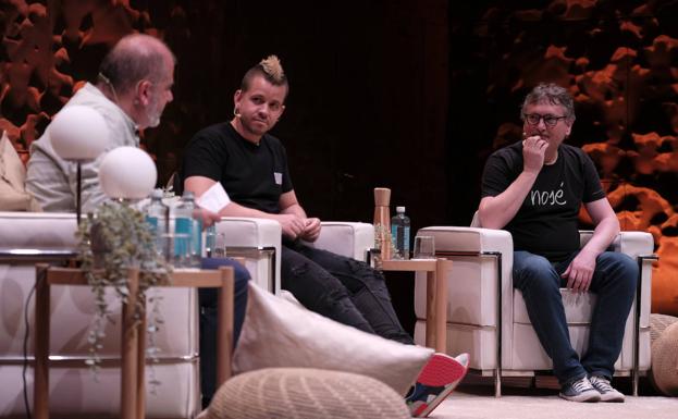 Dabiz Muñoz y Andoni Luis Aduriz, durante su conversación con Benjamín Lana en el CaixaForum de Madrid.