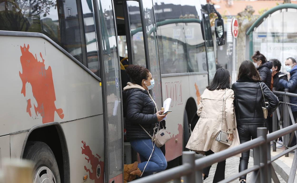 Viajeros en un autobús de Suances.