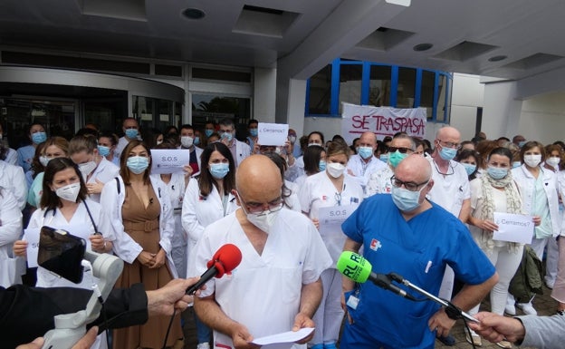 Masiva concentración en el hospital de Laredo contra «la deriva de abandono» de la Administración