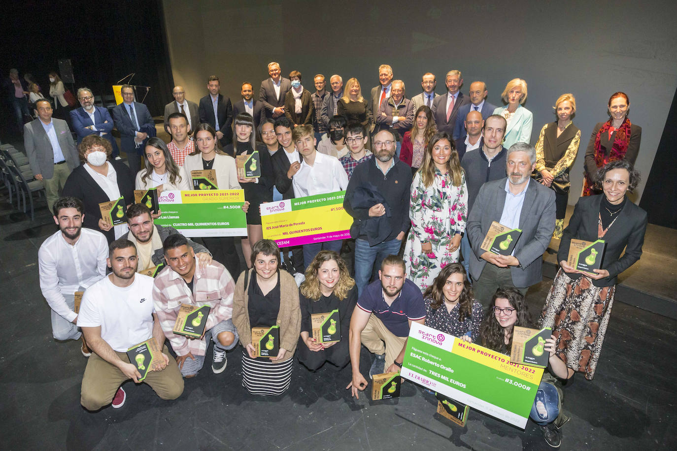 Foto de familia de la Gala Final de la novena edición de STARTinnova, con los equipos ganadores como protagonistas