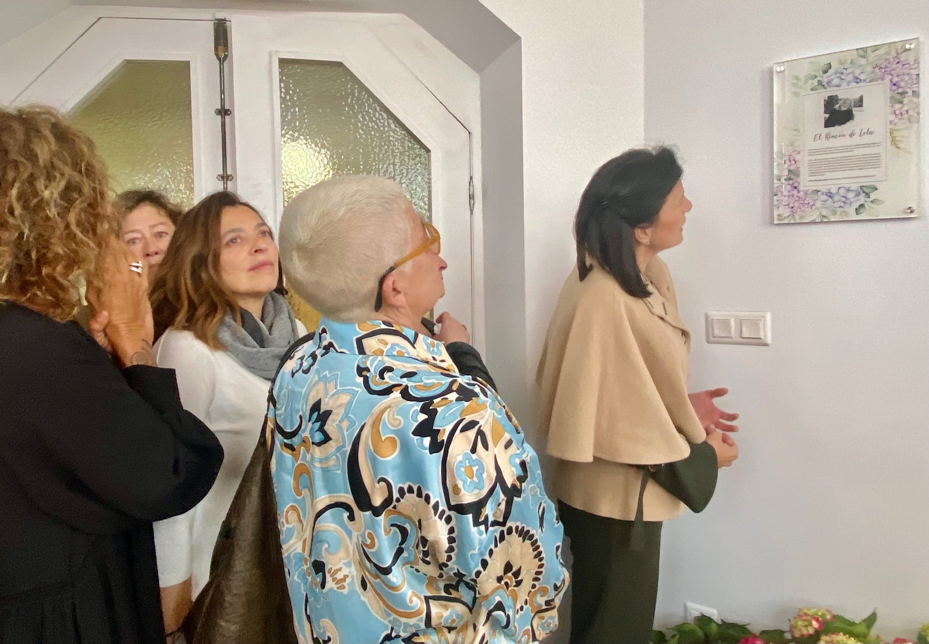 Los allegados a quien fuera la primera directora del edificio más emblemático de la ciudad han participado en este acto homenaje en el que se descubierto una placa en su honor y la Banda Municipal de Música ha interpretado varios de sus temas favoritos. Durante el concierto, se han soltado 200 globos de helio biodegradables y se han vendido mantitas a 5 euros como recaudación de fondos para la Fundación Blas Méndez Ponce con la que ella colaboraba de forma muy activa.