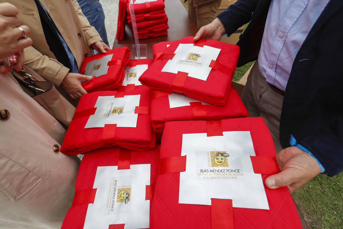 Los allegados a quien fuera la primera directora del edificio más emblemático de la ciudad han participado en este acto homenaje en el que se descubierto una placa en su honor y la Banda Municipal de Música ha interpretado varios de sus temas favoritos. Durante el concierto, se han soltado 200 globos de helio biodegradables y se han vendido mantitas a 5 euros como recaudación de fondos para la Fundación Blas Méndez Ponce con la que ella colaboraba de forma muy activa.