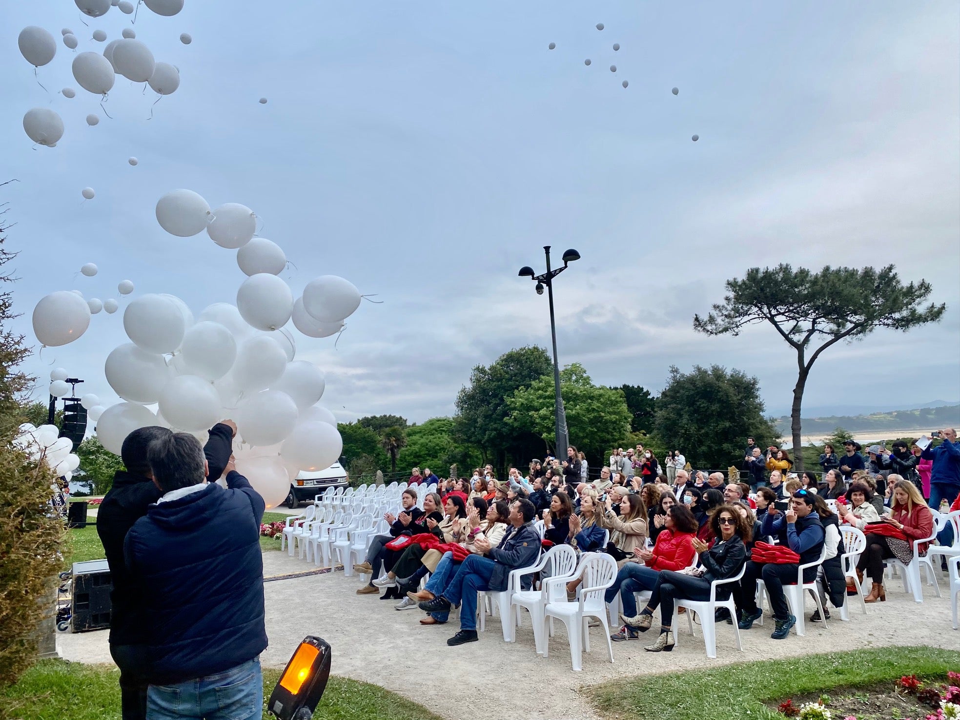 Los allegados a quien fuera la primera directora del edificio más emblemático de la ciudad han participado en este acto homenaje en el que se descubierto una placa en su honor y la Banda Municipal de Música ha interpretado varios de sus temas favoritos. Durante el concierto, se han soltado 200 globos de helio biodegradables y se han vendido mantitas a 5 euros como recaudación de fondos para la Fundación Blas Méndez Ponce con la que ella colaboraba de forma muy activa.