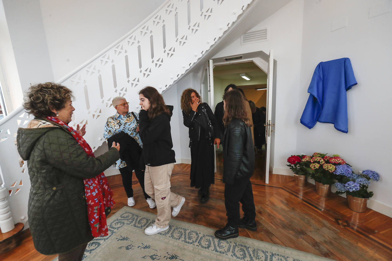 Los allegados a quien fuera la primera directora del edificio más emblemático de la ciudad han participado en este acto homenaje en el que se descubierto una placa en su honor y la Banda Municipal de Música ha interpretado varios de sus temas favoritos. Durante el concierto, se han soltado 200 globos de helio biodegradables y se han vendido mantitas a 5 euros como recaudación de fondos para la Fundación Blas Méndez Ponce con la que ella colaboraba de forma muy activa.