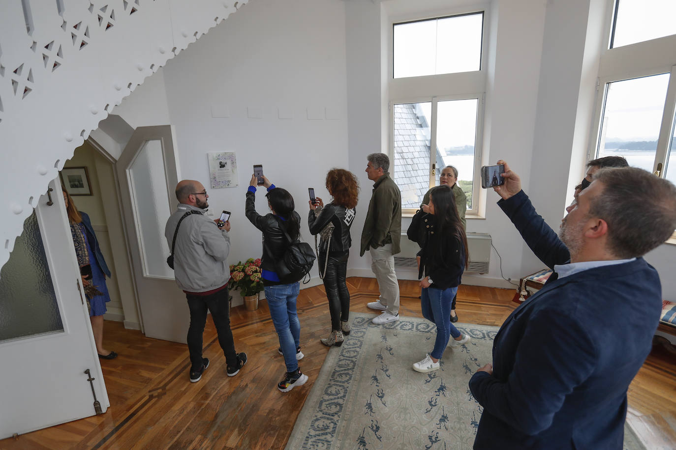 Los allegados a quien fuera la primera directora del edificio más emblemático de la ciudad han participado en este acto homenaje en el que se descubierto una placa en su honor y la Banda Municipal de Música ha interpretado varios de sus temas favoritos. Durante el concierto, se han soltado 200 globos de helio biodegradables y se han vendido mantitas a 5 euros como recaudación de fondos para la Fundación Blas Méndez Ponce con la que ella colaboraba de forma muy activa.