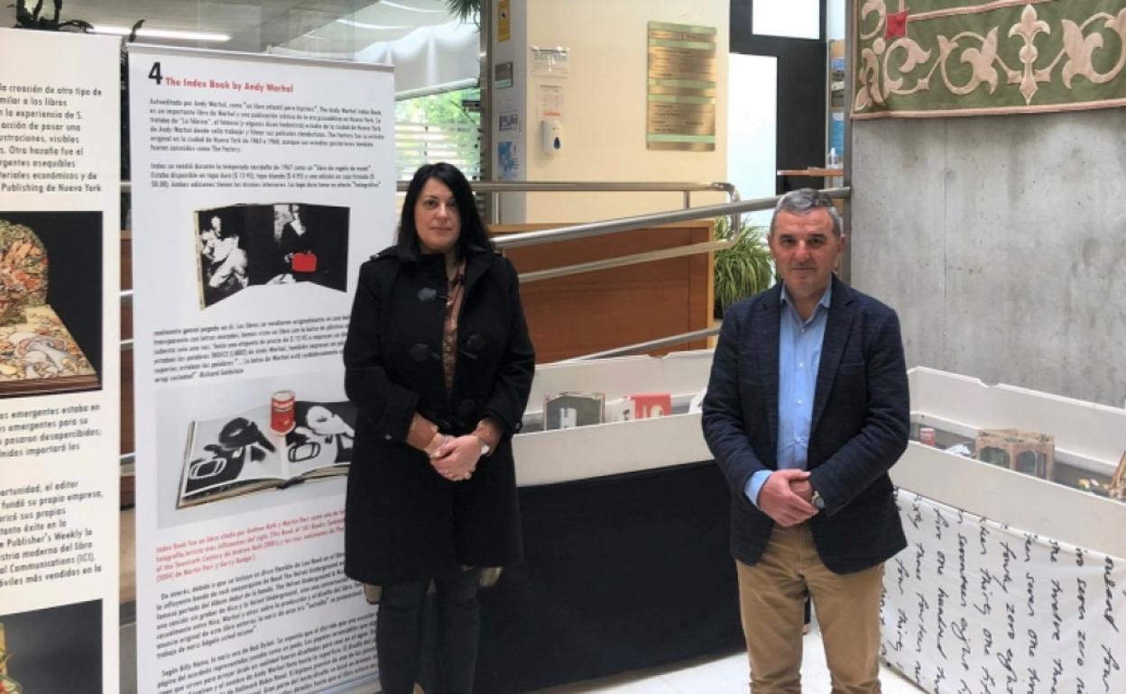 El alcalde, Alberto García Onandía, durante la presentación de la exposición que se muestra en el Ayuntamiento durante todo el mes.