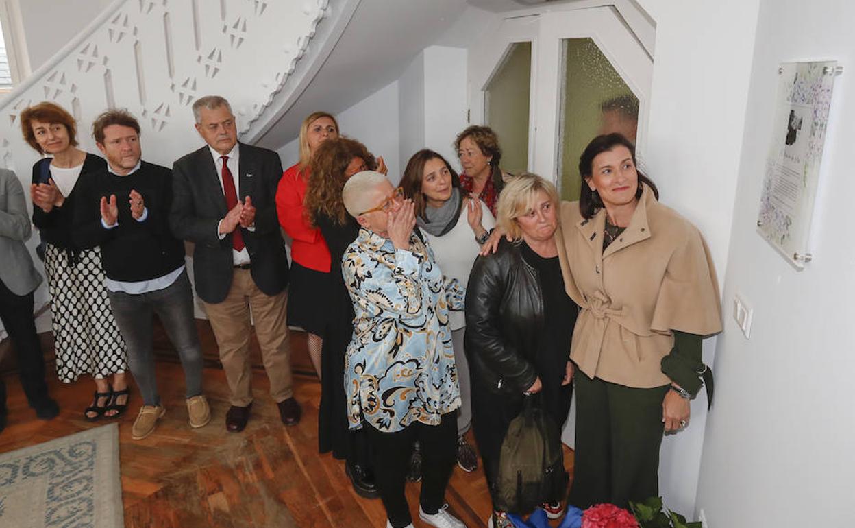 La alcaldesa, Gema Igual, descubre la placa que da nombre a la sala de la Torre: 'El rincón de Lola'.