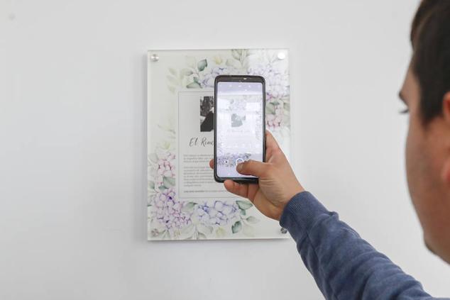 Los allegados a quien fuera la primera directora del edificio más emblemático de la ciudad han participado en este acto homenaje en el que se descubierto una placa en su honor y la Banda Municipal de Música ha interpretado varios de sus temas favoritos. Durante el concierto, se han soltado 200 globos de helio biodegradables y se han vendido mantitas a 5 euros como recaudación de fondos para la Fundación Blas Méndez Ponce con la que ella colaboraba de forma muy activa.