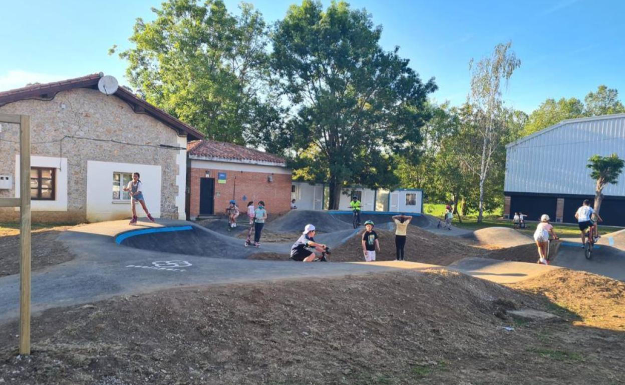 Los primeros usuarios prueban la instalación, ubicada junto al polideportivo 