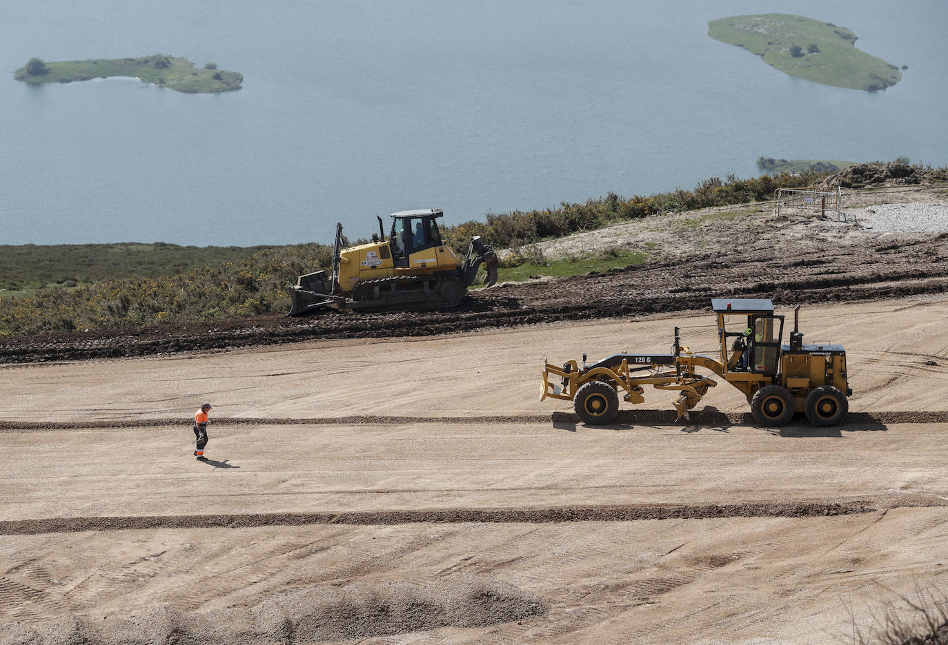 El puerto que será final de etapa en La Vuelta el 25 de agosto ya tiene su subida y la zona de meta marcadas por la grava, a la espera del asfaltado 