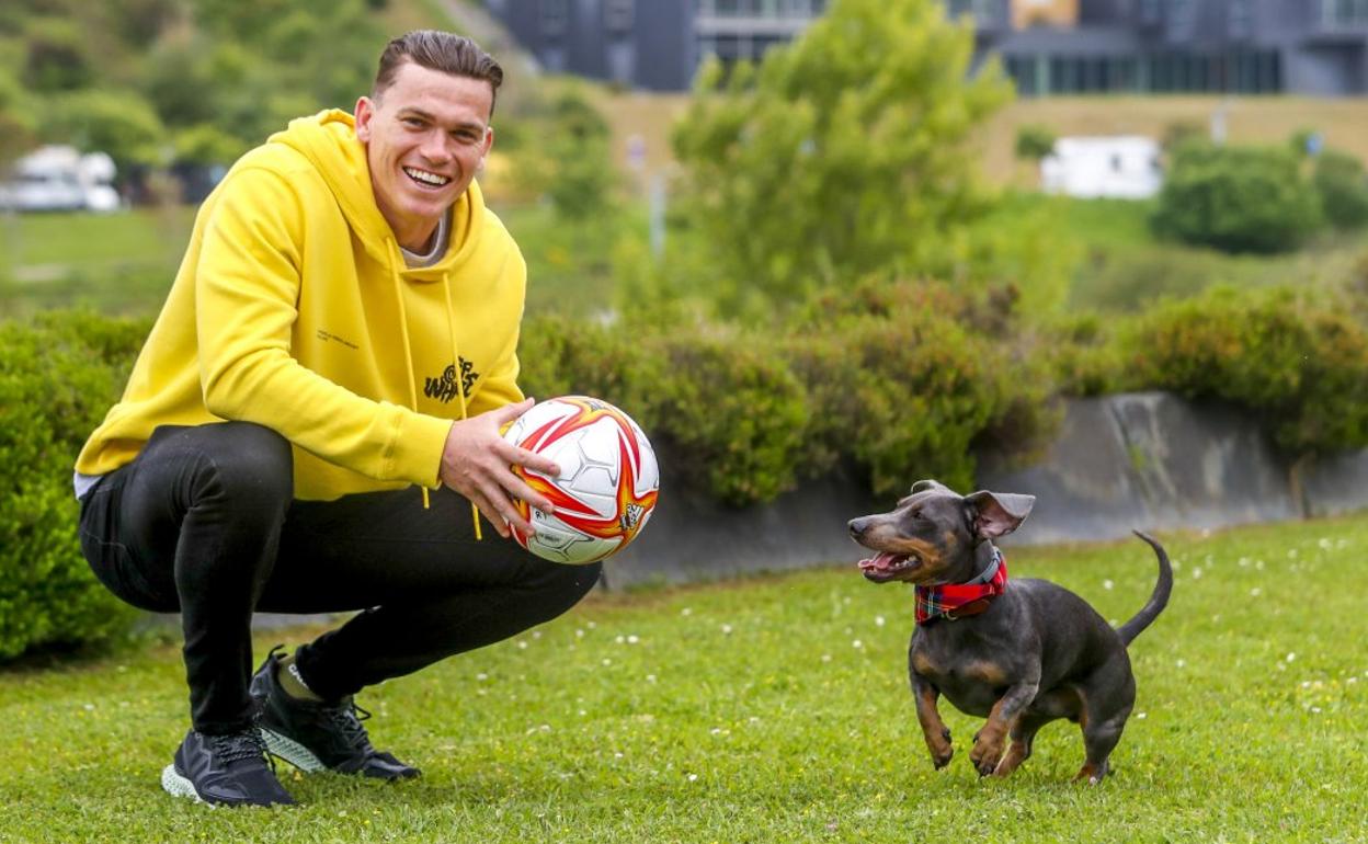 El futbolista Jack Harper posa con Buda en La Vaguada de Las Llamas, uno de sus rincones favoritos de Santander. 