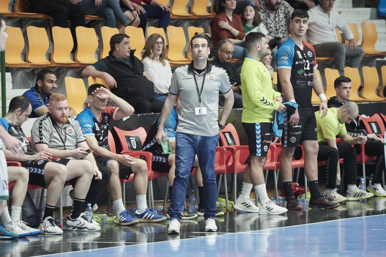 El técnico cordobés del Unicaja Banco, Víctor Montesinos, observa desde la banda a su equipo.