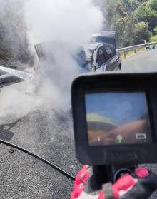 Imagen secundaria 2 - Arde por completo un coche que circulaba por la A-8, en Liendo