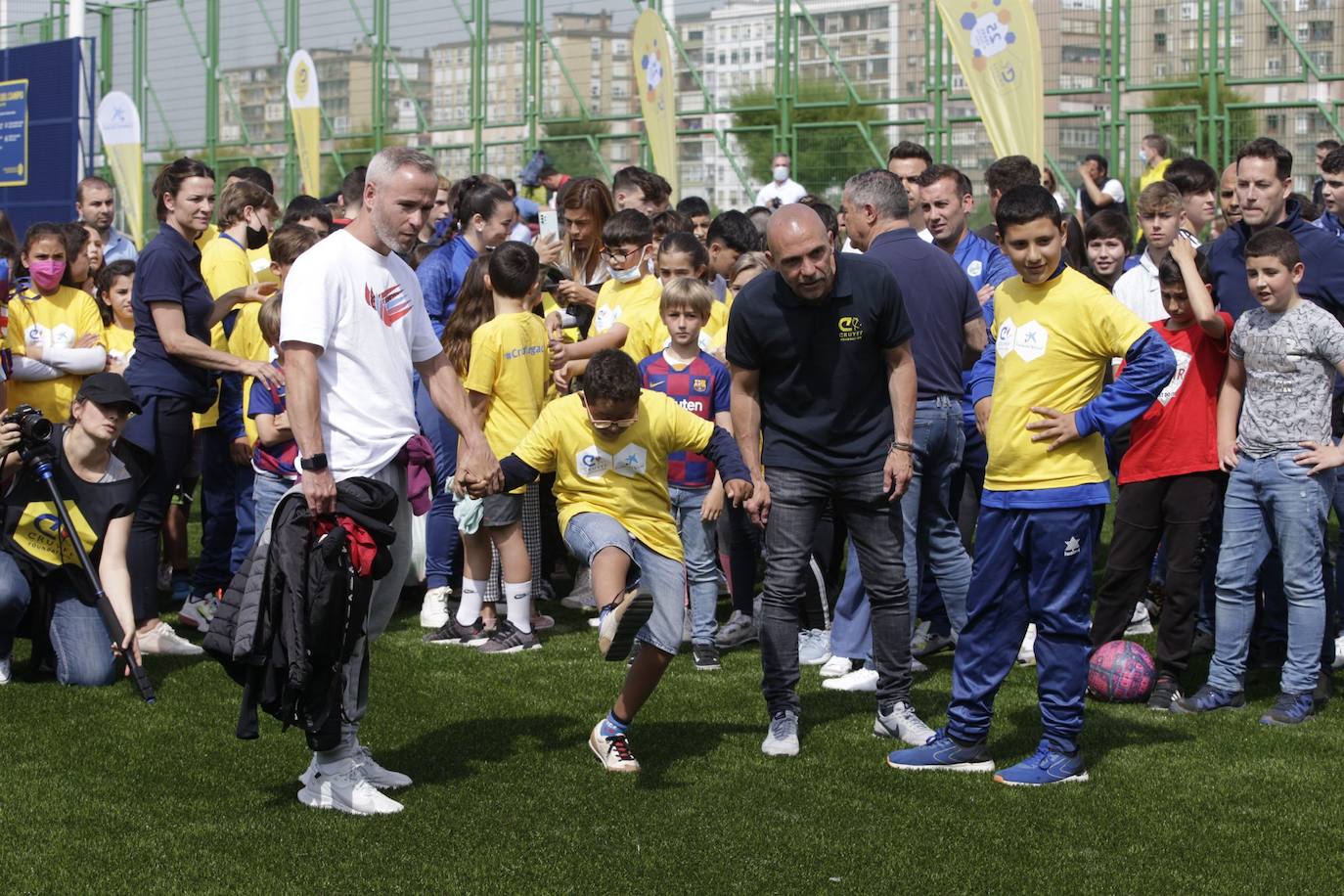 El Barrio Pesquero estrena nuevo campo de césped artificial, de uso público y a disposición de todos los vecinos, gracias a la Fundación Cruyff, Fundación La Caixa y el Ayuntamiento de Santander, a través del Instituto Municipal de Deportes. En el acto han participado Susila Cruyff, presidenta de la Fundación Cruyff; el santanderino Iván de la Peña, embajador de la Fundación Cruyff; Carles Puyol, patrón de la Fundación Cruyff; Alejandro Fernández, responsable comercial de Educación y Marketing de la Fundación La Caixa; escolares santanderinos y vecinos del barrio