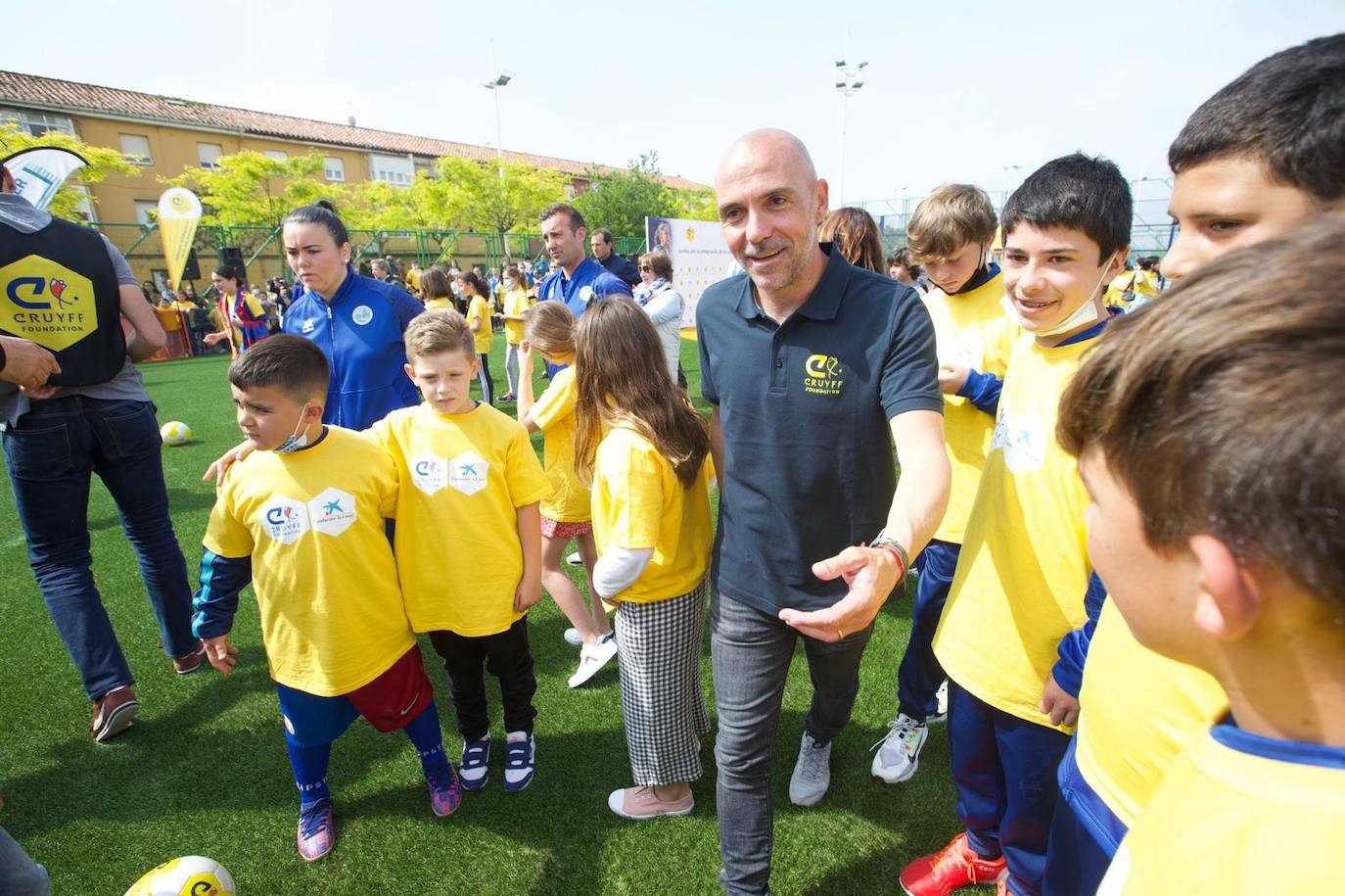 El Barrio Pesquero estrena nuevo campo de césped artificial, de uso público y a disposición de todos los vecinos, gracias a la Fundación Cruyff, Fundación La Caixa y el Ayuntamiento de Santander, a través del Instituto Municipal de Deportes. En el acto han participado Susila Cruyff, presidenta de la Fundación Cruyff; el santanderino Iván de la Peña, embajador de la Fundación Cruyff; Carles Puyol, patrón de la Fundación Cruyff; Alejandro Fernández, responsable comercial de Educación y Marketing de la Fundación La Caixa; escolares santanderinos y vecinos del barrio