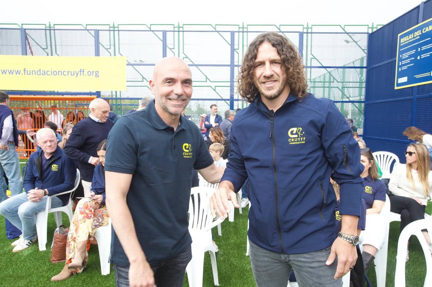 El Barrio Pesquero estrena nuevo campo de césped artificial, de uso público y a disposición de todos los vecinos, gracias a la Fundación Cruyff, Fundación La Caixa y el Ayuntamiento de Santander, a través del Instituto Municipal de Deportes. En el acto han participado Susila Cruyff, presidenta de la Fundación Cruyff; el santanderino Iván de la Peña, embajador de la Fundación Cruyff; Carles Puyol, patrón de la Fundación Cruyff; Alejandro Fernández, responsable comercial de Educación y Marketing de la Fundación La Caixa; escolares santanderinos y vecinos del barrio