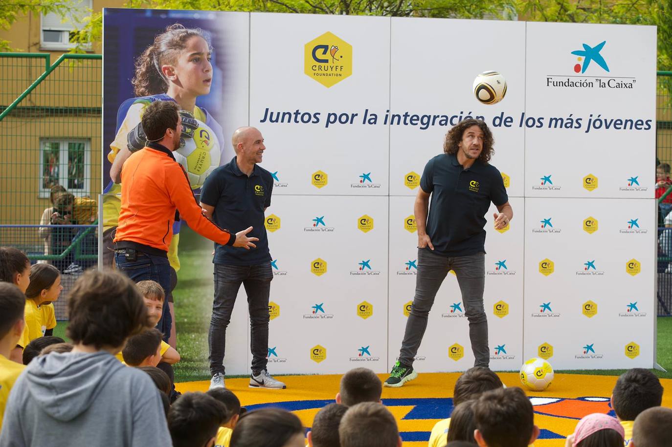 El Barrio Pesquero estrena nuevo campo de césped artificial, de uso público y a disposición de todos los vecinos, gracias a la Fundación Cruyff, Fundación La Caixa y el Ayuntamiento de Santander, a través del Instituto Municipal de Deportes. En el acto han participado Susila Cruyff, presidenta de la Fundación Cruyff; el santanderino Iván de la Peña, embajador de la Fundación Cruyff; Carles Puyol, patrón de la Fundación Cruyff; Alejandro Fernández, responsable comercial de Educación y Marketing de la Fundación La Caixa; escolares santanderinos y vecinos del barrio