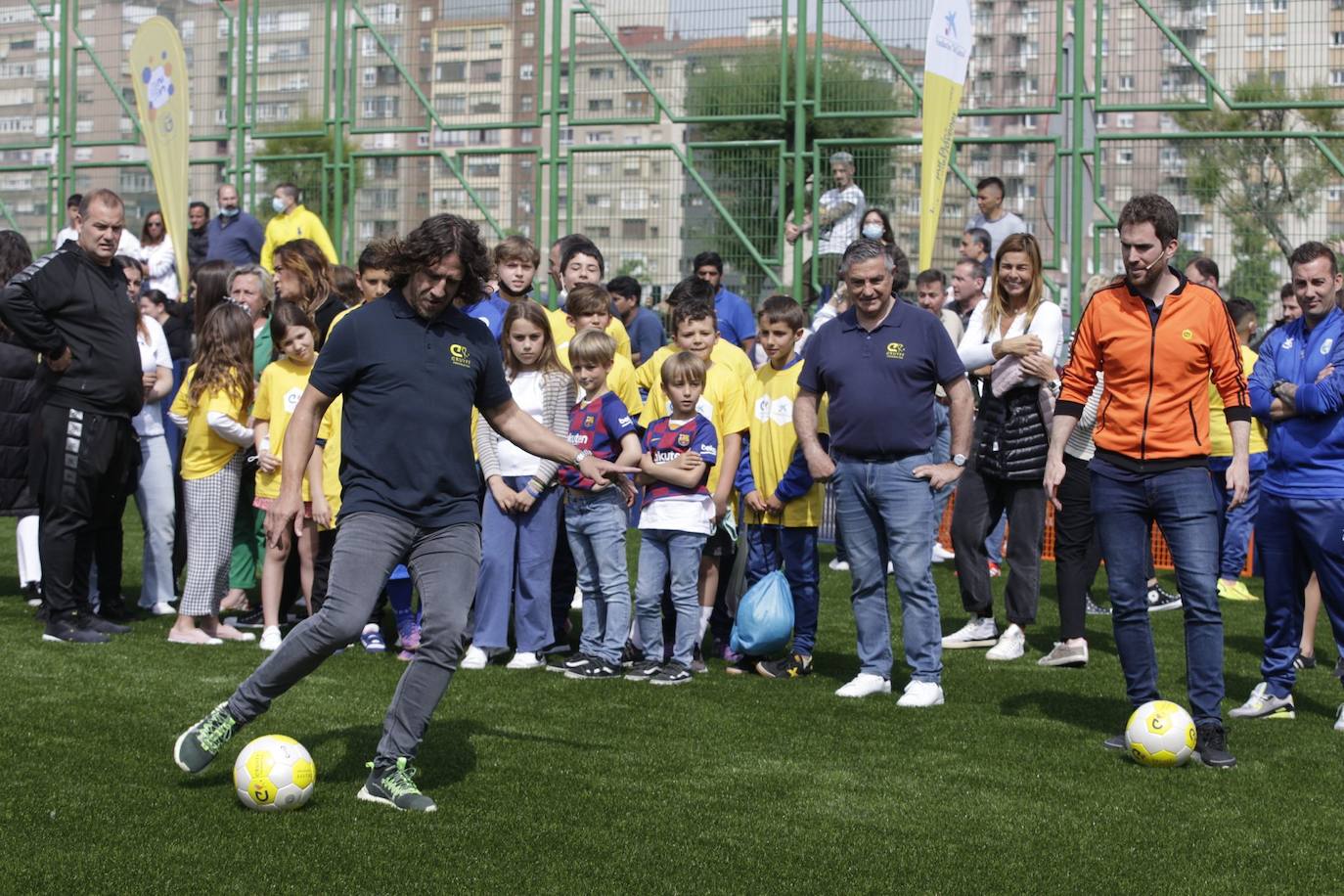 El Barrio Pesquero estrena nuevo campo de césped artificial, de uso público y a disposición de todos los vecinos, gracias a la Fundación Cruyff, Fundación La Caixa y el Ayuntamiento de Santander, a través del Instituto Municipal de Deportes. En el acto han participado Susila Cruyff, presidenta de la Fundación Cruyff; el santanderino Iván de la Peña, embajador de la Fundación Cruyff; Carles Puyol, patrón de la Fundación Cruyff; Alejandro Fernández, responsable comercial de Educación y Marketing de la Fundación La Caixa; escolares santanderinos y vecinos del barrio