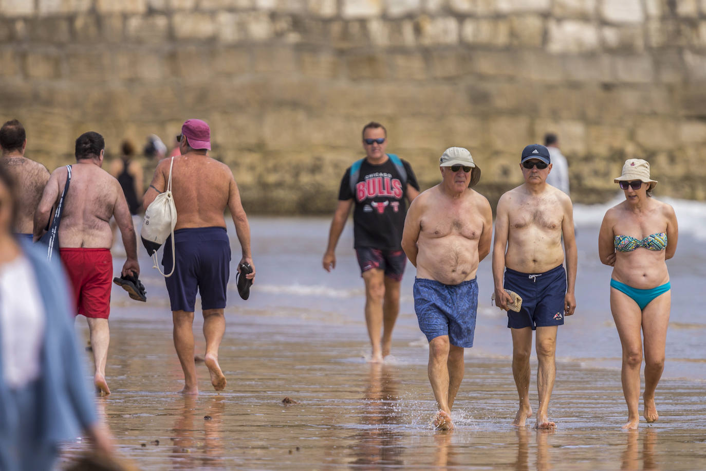 Cantabria ha vivido este domingo una jornada cálida de viento sur. Este lunes se esperan unas temperaturas máximas que podrían volver a pasar de los 25 grados en varios municipios 