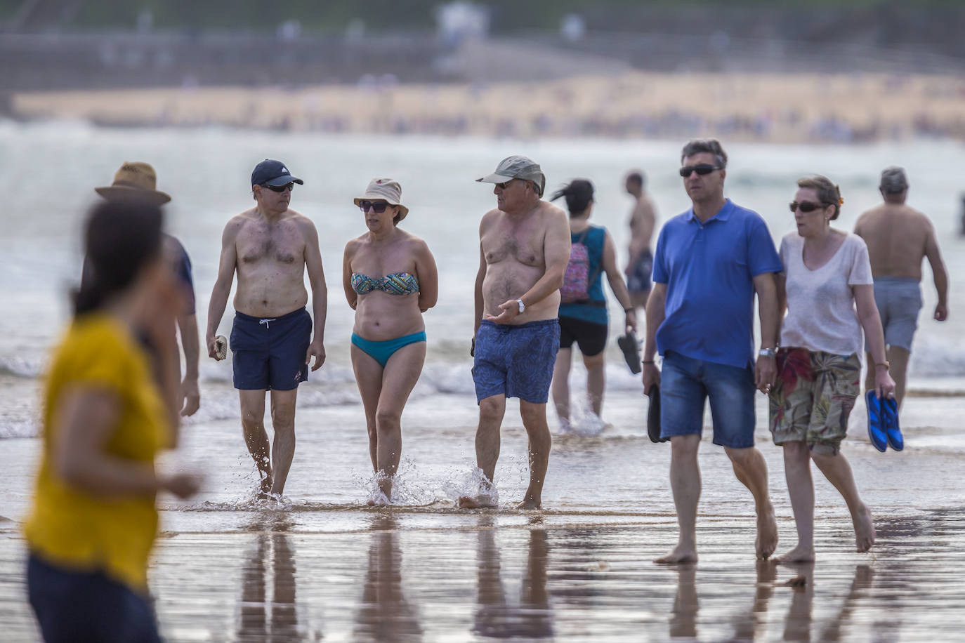 Cantabria ha vivido este domingo una jornada cálida de viento sur. Este lunes se esperan unas temperaturas máximas que podrían volver a pasar de los 25 grados en varios municipios 