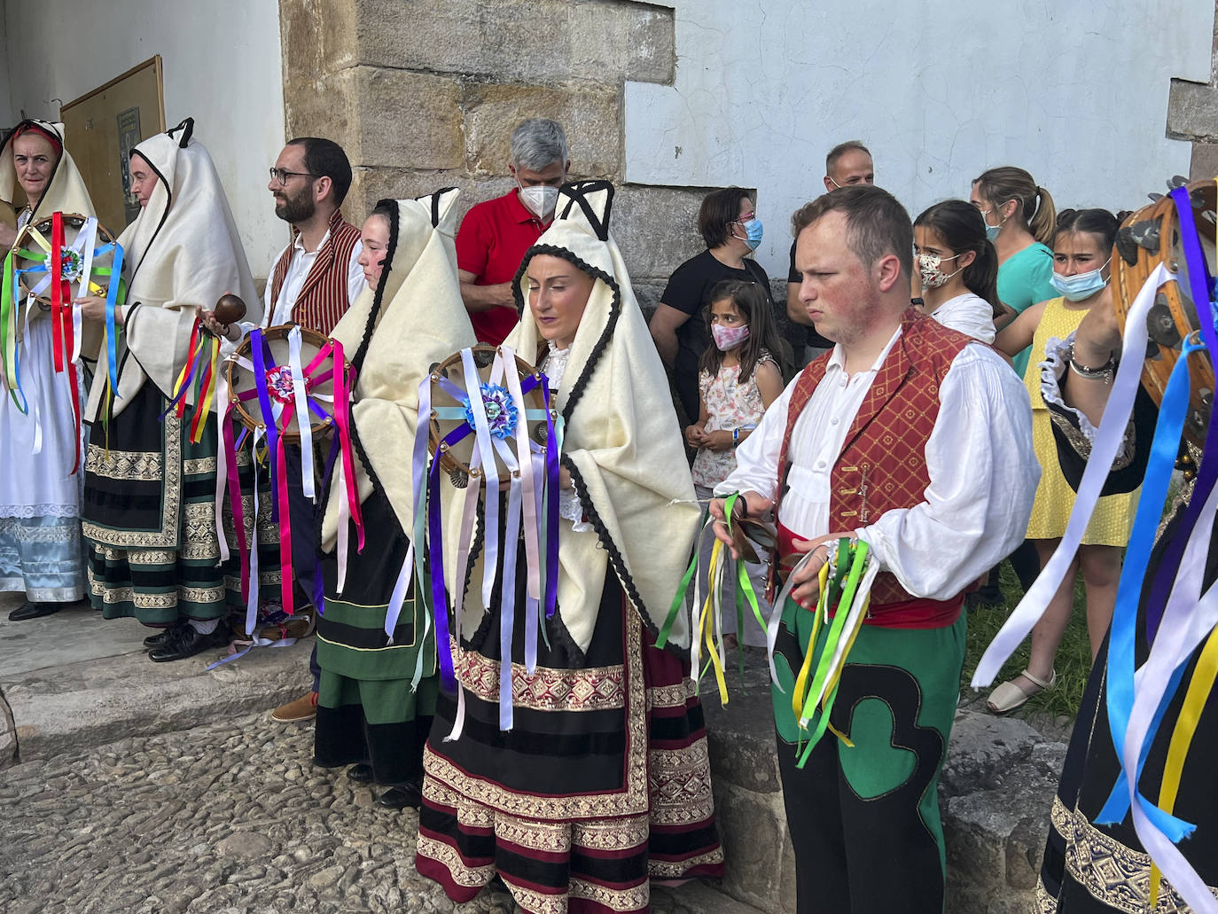 Durante el recorrido se cantó a la Virgen.