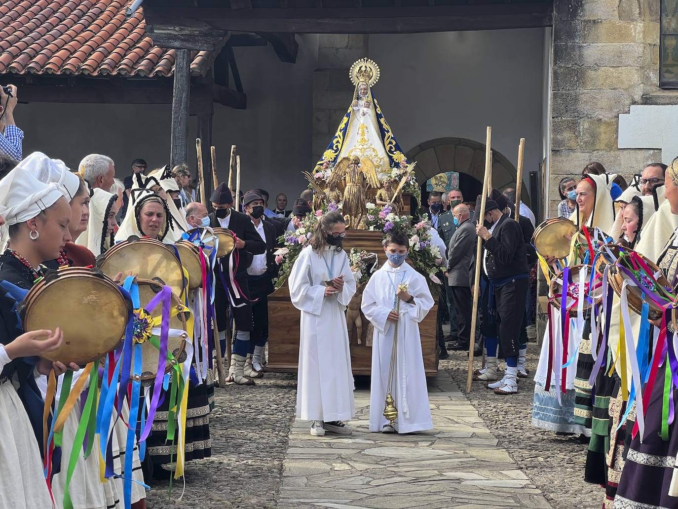 La imagen de la Virgen de Valvanuz en el momento de su salida de la iglesia de Selaya para iniciar la procesión. 