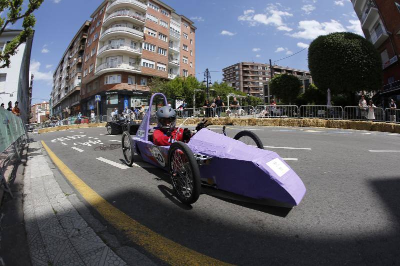 Este domingo, la Avenida de España de Torrelavega ha acogido el circuito 'Greenpower Iberia-Bridgestone', una prueba en la que participan 11 equipos de estudiantes procedentes de Cantabria, País Vasco, Galicia y Asturias, y en la que se compite con coches eléctricos y ecológicos construidos por ellos mismos.