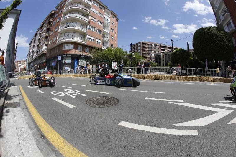 Este domingo, la Avenida de España de Torrelavega ha acogido el circuito 'Greenpower Iberia-Bridgestone', una prueba en la que participan 11 equipos de estudiantes procedentes de Cantabria, País Vasco, Galicia y Asturias, y en la que se compite con coches eléctricos y ecológicos construidos por ellos mismos.