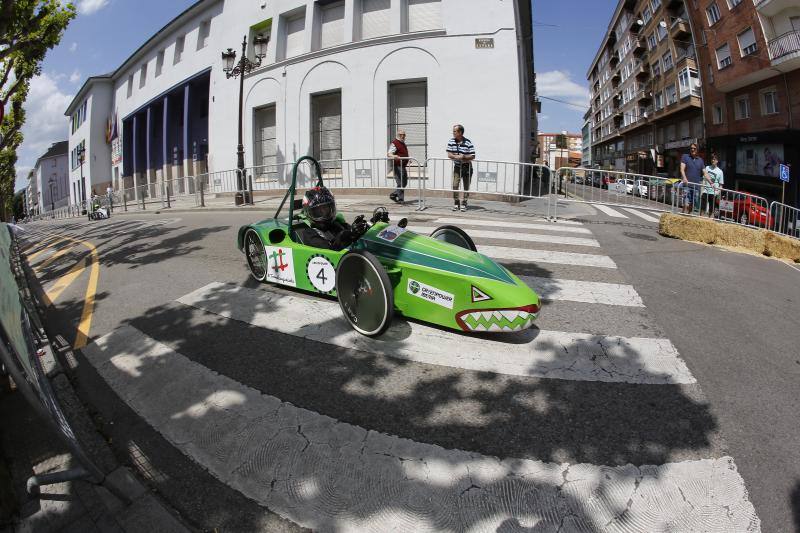 Este domingo, la Avenida de España de Torrelavega ha acogido el circuito 'Greenpower Iberia-Bridgestone', una prueba en la que participan 11 equipos de estudiantes procedentes de Cantabria, País Vasco, Galicia y Asturias, y en la que se compite con coches eléctricos y ecológicos construidos por ellos mismos.