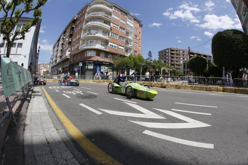 Este domingo, la Avenida de España de Torrelavega ha acogido el circuito 'Greenpower Iberia-Bridgestone', una prueba en la que participan 11 equipos de estudiantes procedentes de Cantabria, País Vasco, Galicia y Asturias, y en la que se compite con coches eléctricos y ecológicos construidos por ellos mismos.