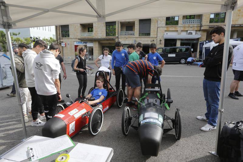 Este domingo, la Avenida de España de Torrelavega ha acogido el circuito 'Greenpower Iberia-Bridgestone', una prueba en la que participan 11 equipos de estudiantes procedentes de Cantabria, País Vasco, Galicia y Asturias, y en la que se compite con coches eléctricos y ecológicos construidos por ellos mismos.